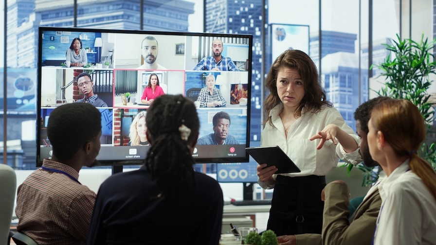 Personas coordinando trabajo en equipo